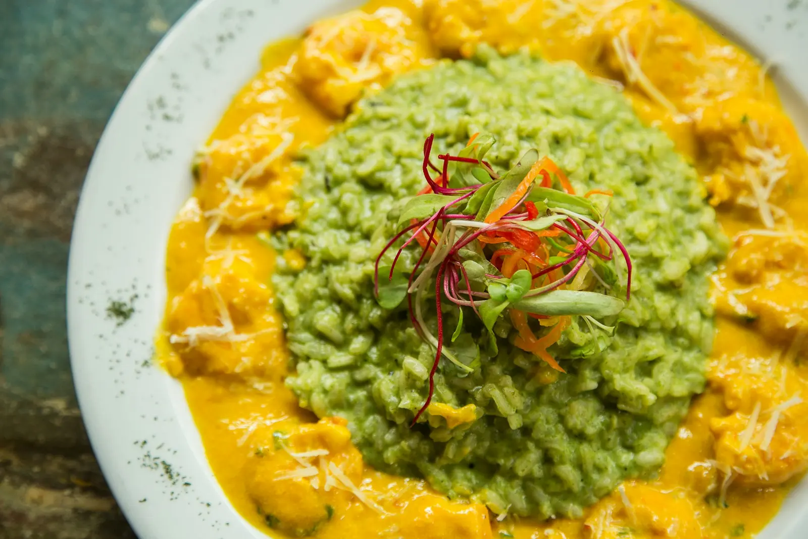 Arroz verde con langostinos en salsa de ají amarillo